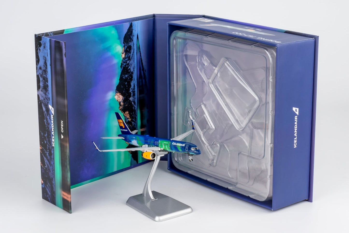 Pre-Order NG Models ULTIMATE 53211 1:400 Icelandair 757-200/w A321 TF-FIU (Aurora (Northern Lights))