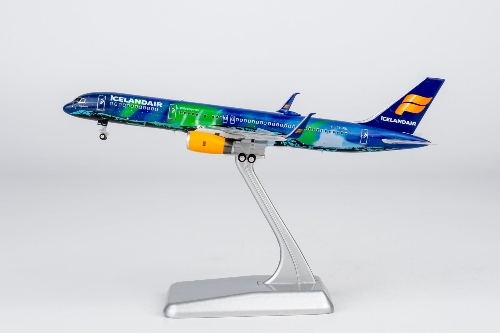Pre-Order NG Models ULTIMATE 53211 1:400 Icelandair 757-200/w A321 TF-FIU (Aurora (Northern Lights))