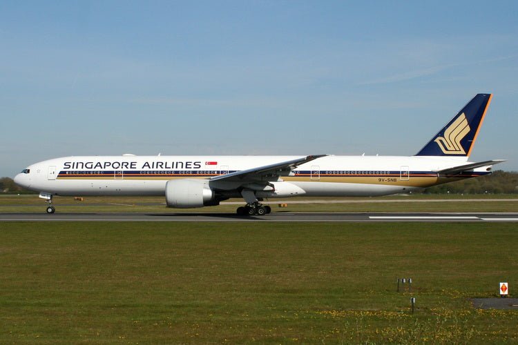 Pre - Order Phoenix 04631 1:400 Singapore Airlines B777 - 300ER 9V - SNB