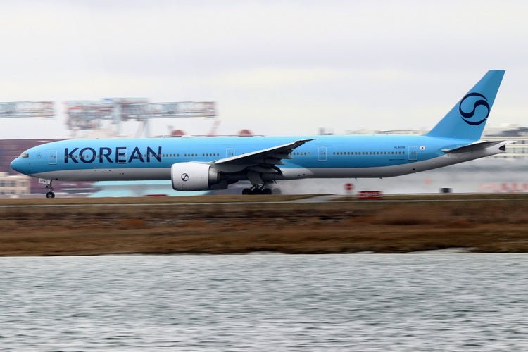 Pre - Order Phoenix 04651 1:400 Korean Air B777 - 300ER HL8008