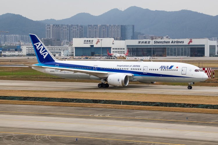 Pre - Order Phoenix 04659 1:400 ANA B787 - 9 JA922A