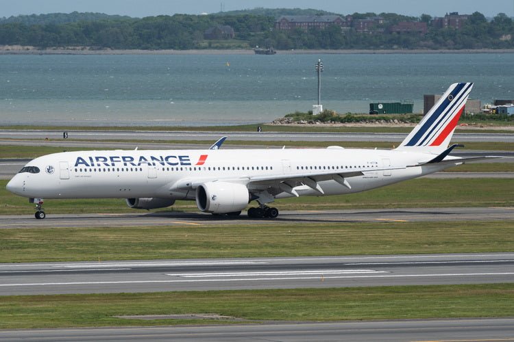 Pre - Order Phoenix 12010 1:400 Air France A350 - 900 F - HTYM