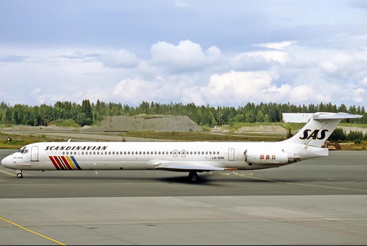 Pre - Order Phoenix 12056 1:400 SAS MD - 82 LN - RMN