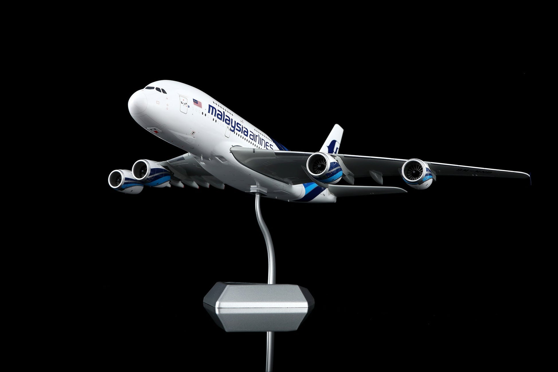 Pre-Order SQ Wings L2151 1:200 Malaysia Airlines A380 9M-MNB