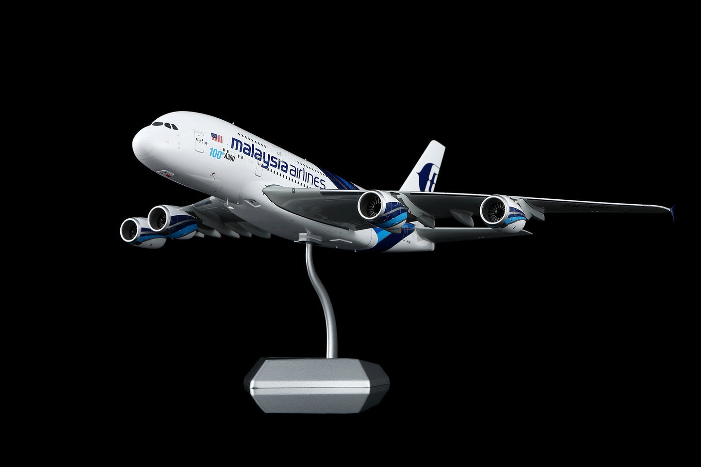 Pre-Order SQ Wings L2152 1:200 Malaysia Airlines A380 9M-MNF