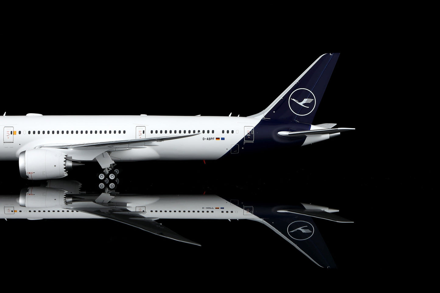 Pre-Order SQ Wings L2278 1:200 Lufthansa B787-9 D-ABPF
