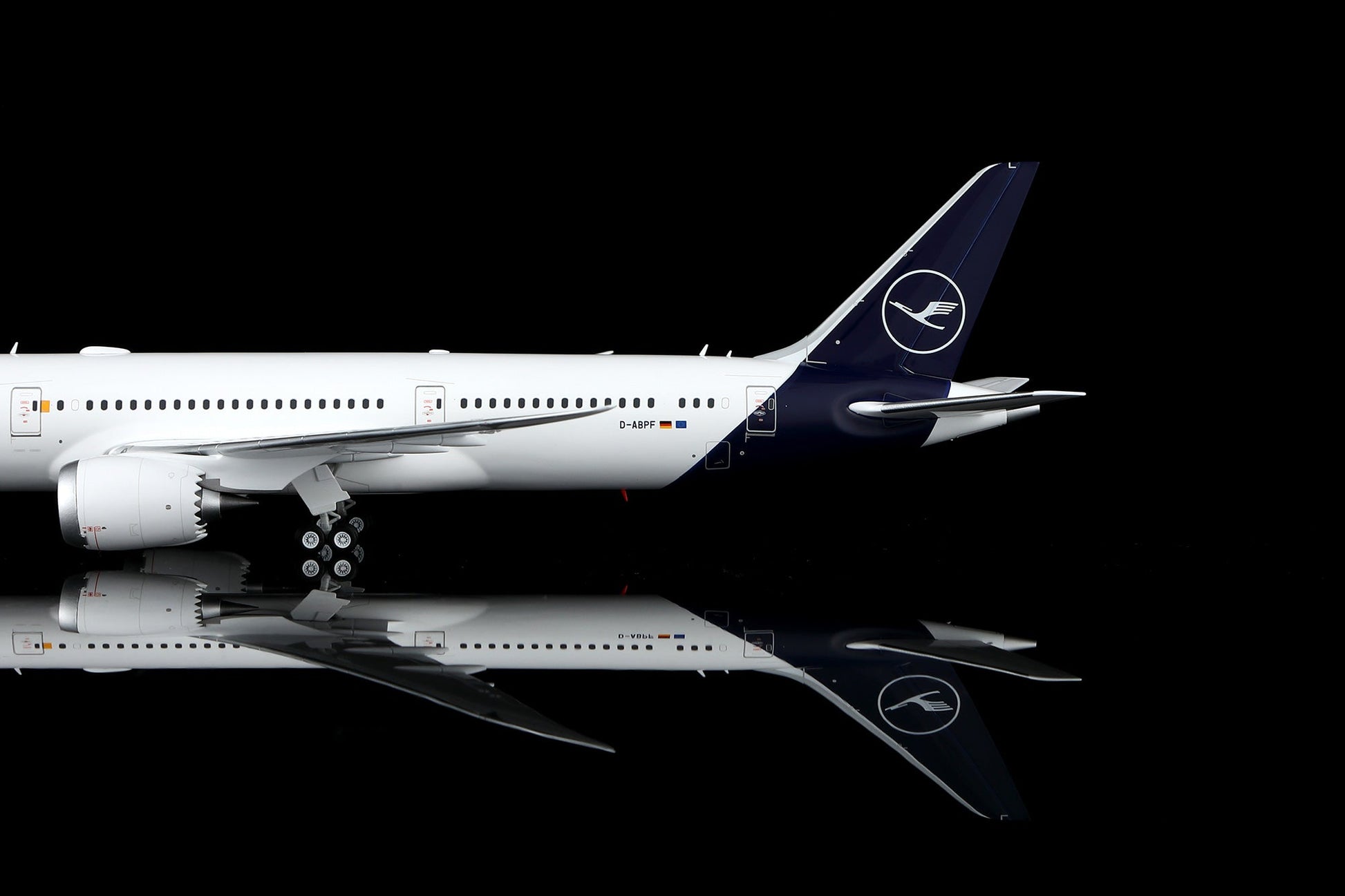 Pre-Order SQ Wings L2278 1:200 Lufthansa B787-9 D-ABPF