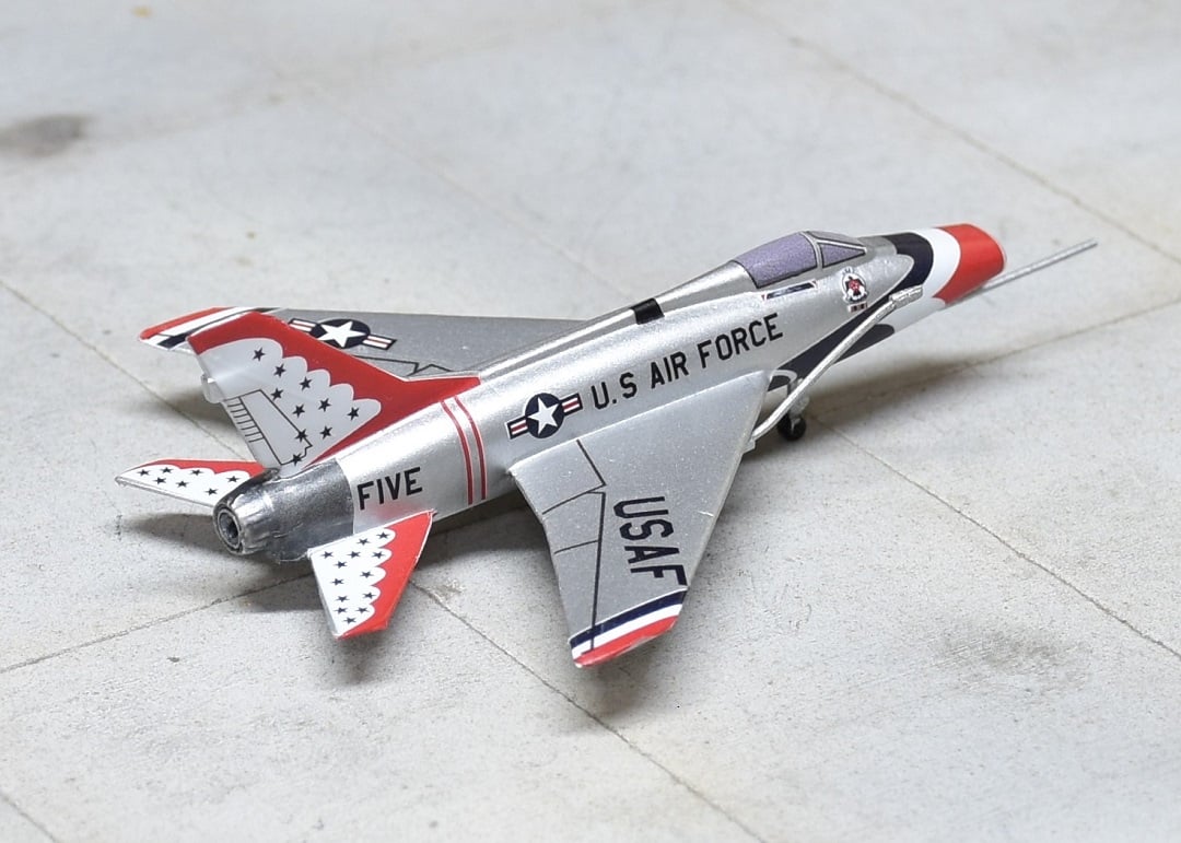Sky Classics 1:200 SCF100TB05 F - 100 Super Sabre Thunderbirds 5