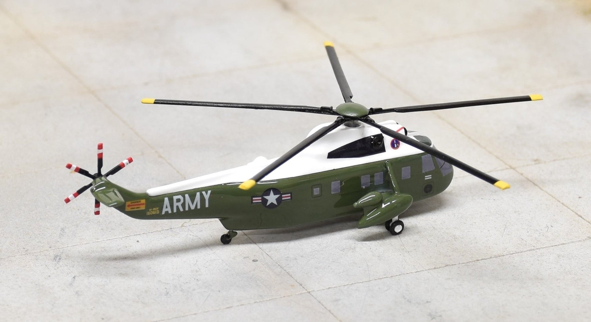 Sky Classics SC2SK04 1:200 VH - 3A Sea King US Army Presidential Flight 150613