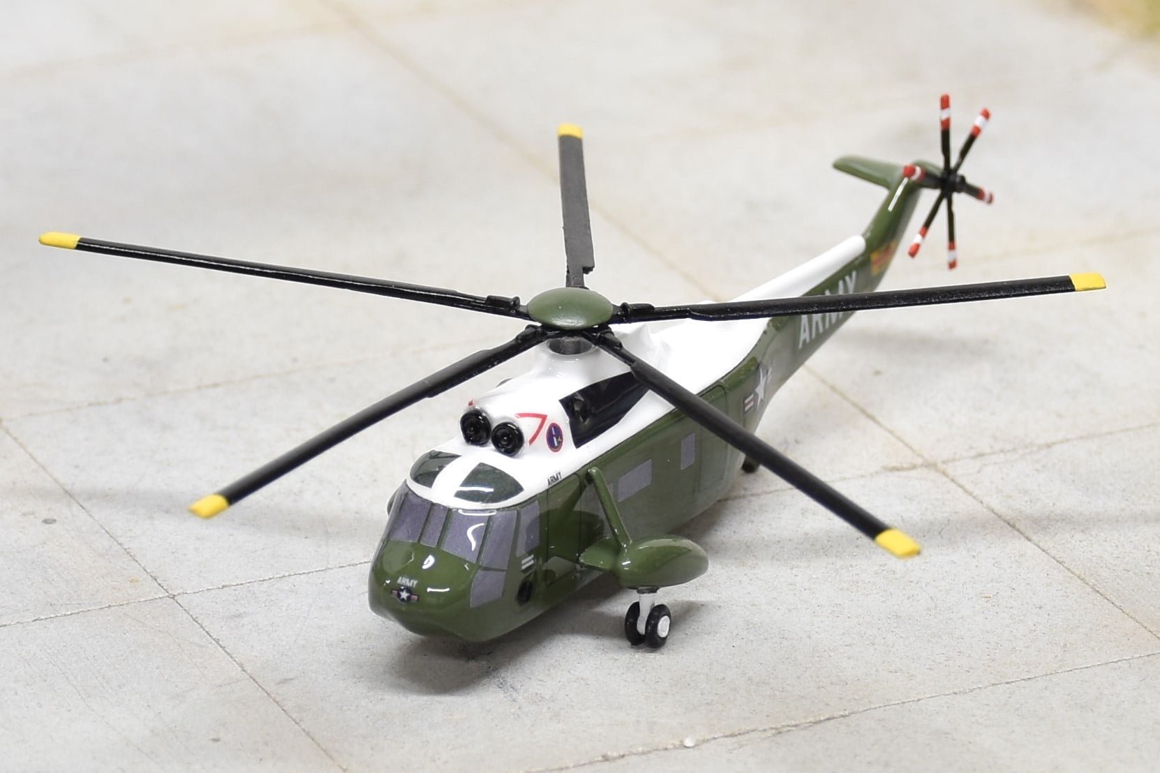 Sky Classics SC2SK04 1:200 VH - 3A Sea King US Army Presidential Flight 150613