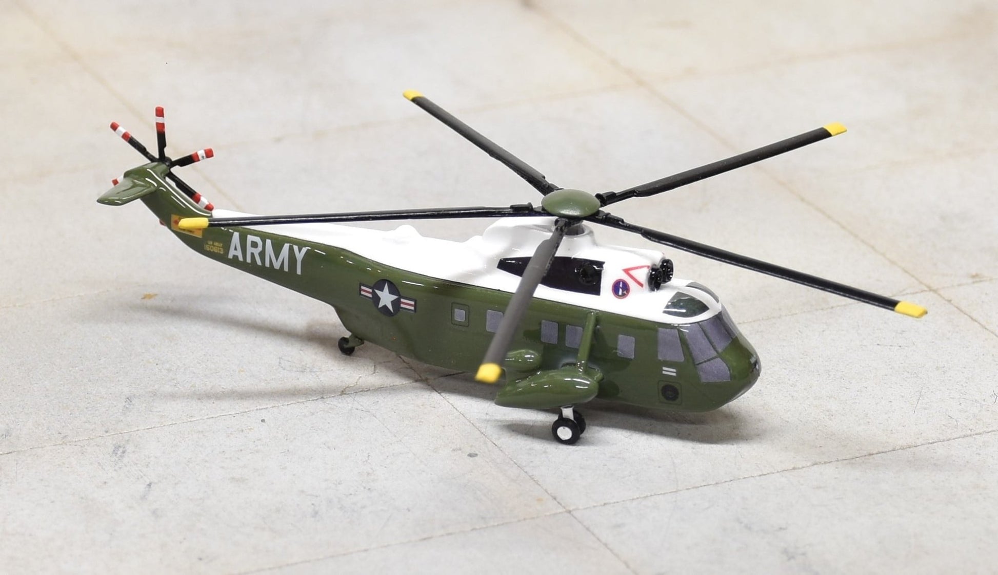 Sky Classics SC2SK04 1:200 VH - 3A Sea King US Army Presidential Flight 150613