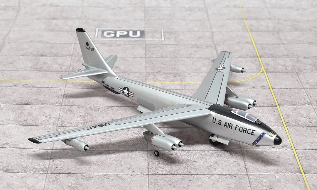 Sky Classics SCB47008 1:200 RB - 47H Stratojet 53 - 4299 55th SRW, Forbes AFB, Kansas On Display NMUSAF