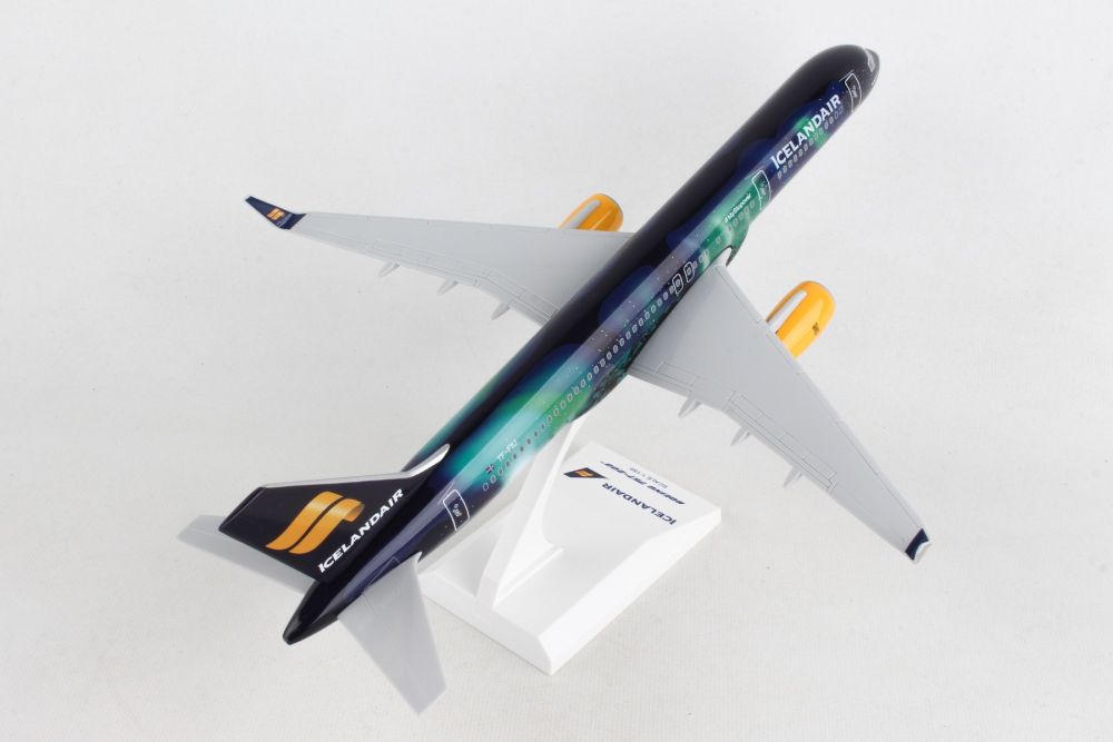 SkyMarks SKR892 1:150 Iceland Air 757 - 200 Hekla Aurora