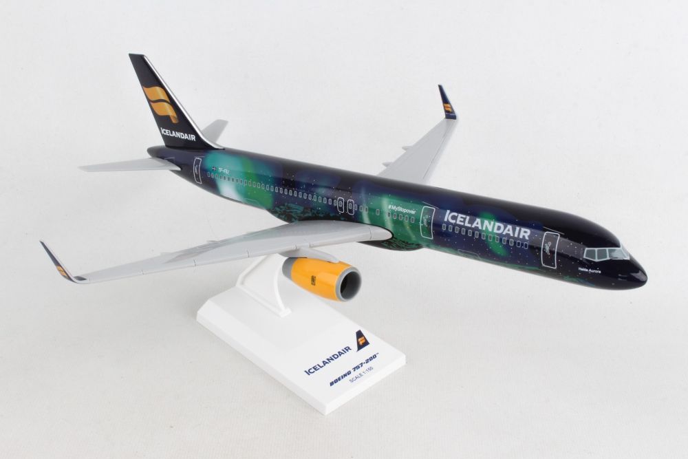 SkyMarks SKR892 1:150 Iceland Air 757 - 200 Hekla Aurora