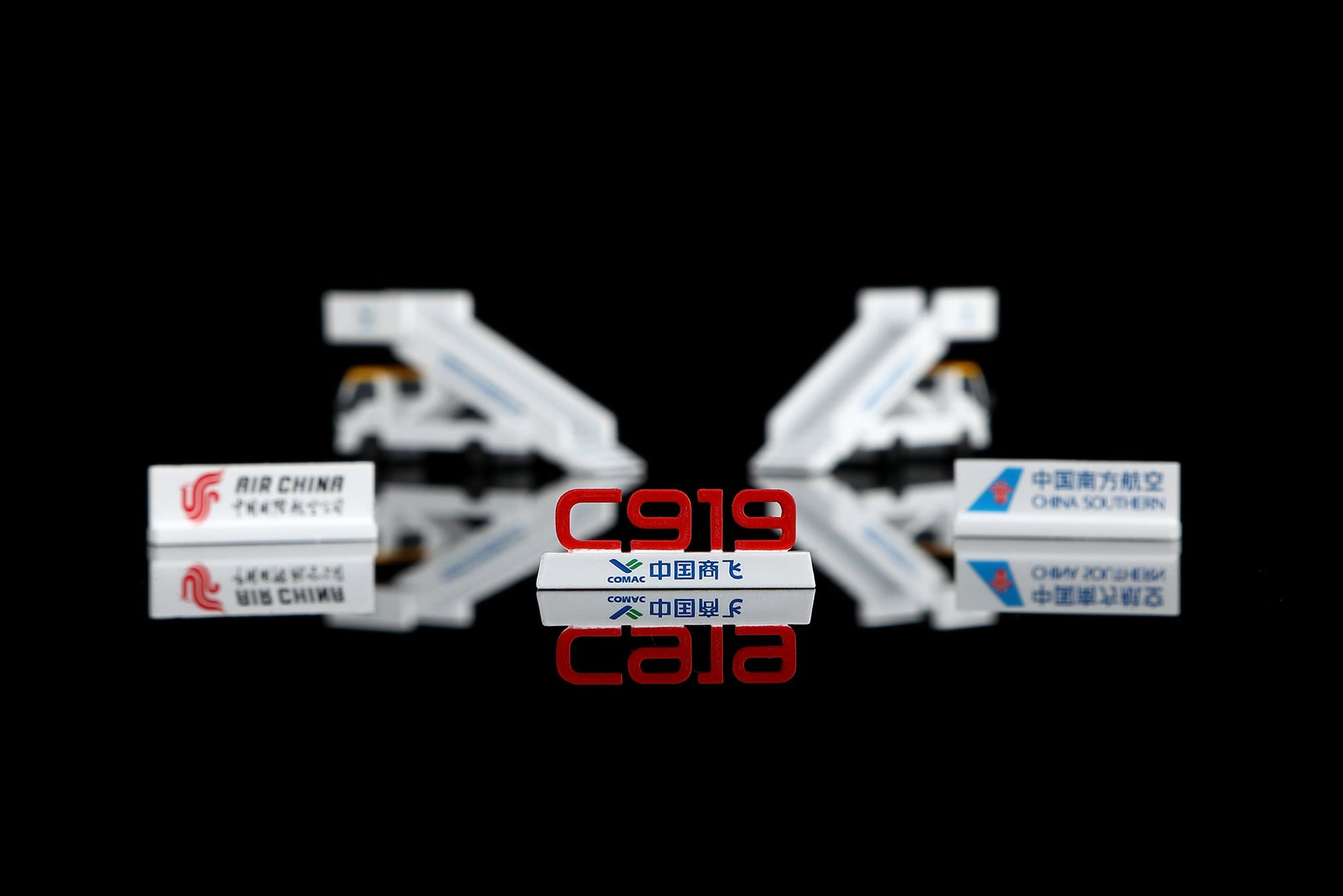 SQ Wings C20001 1:200 C919 "Boarding Stairs ×2 + Display Podium ×3"