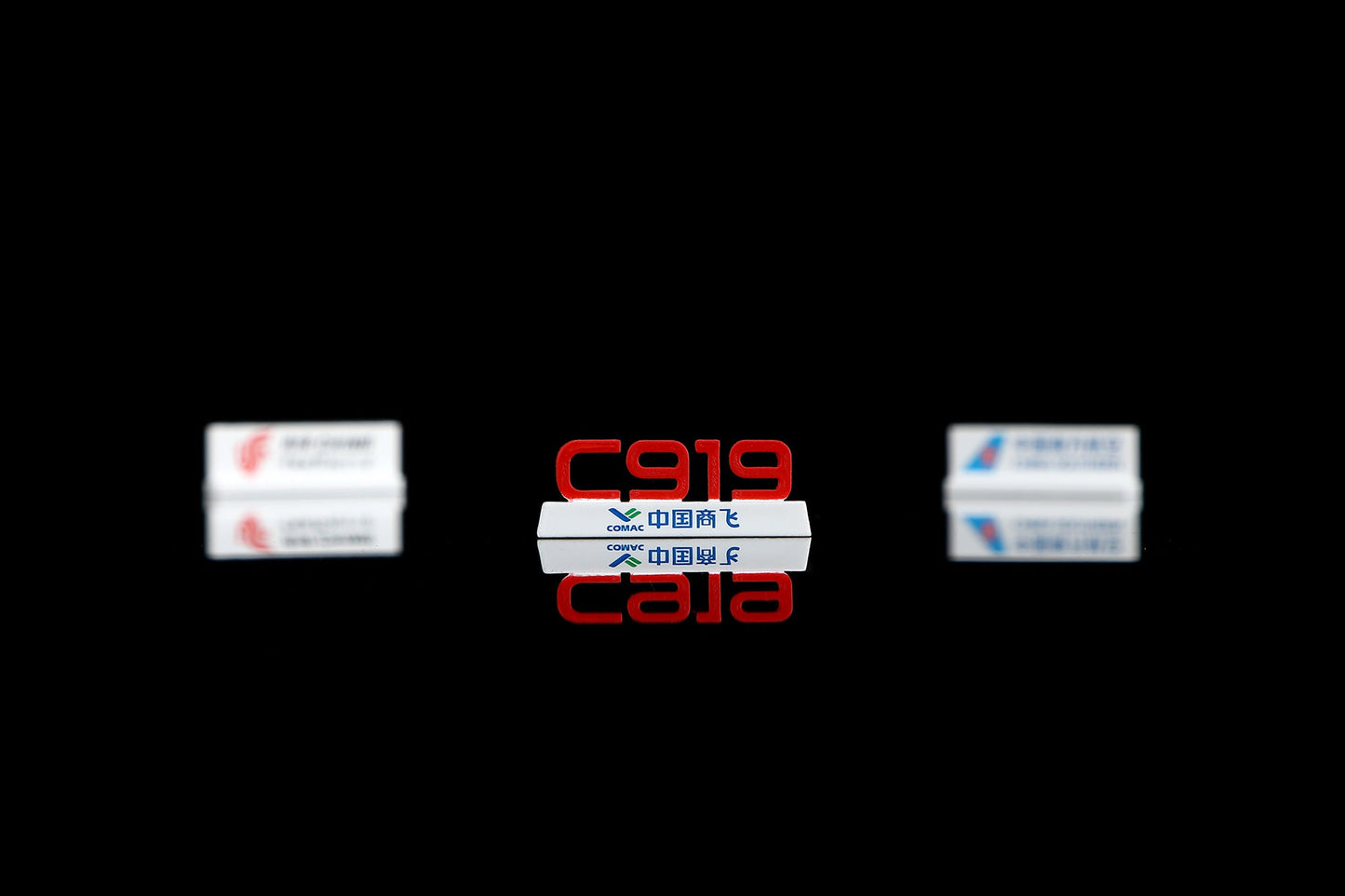 SQ Wings C20001 1:200 C919 "Boarding Stairs ×2 + Display Podium ×3"