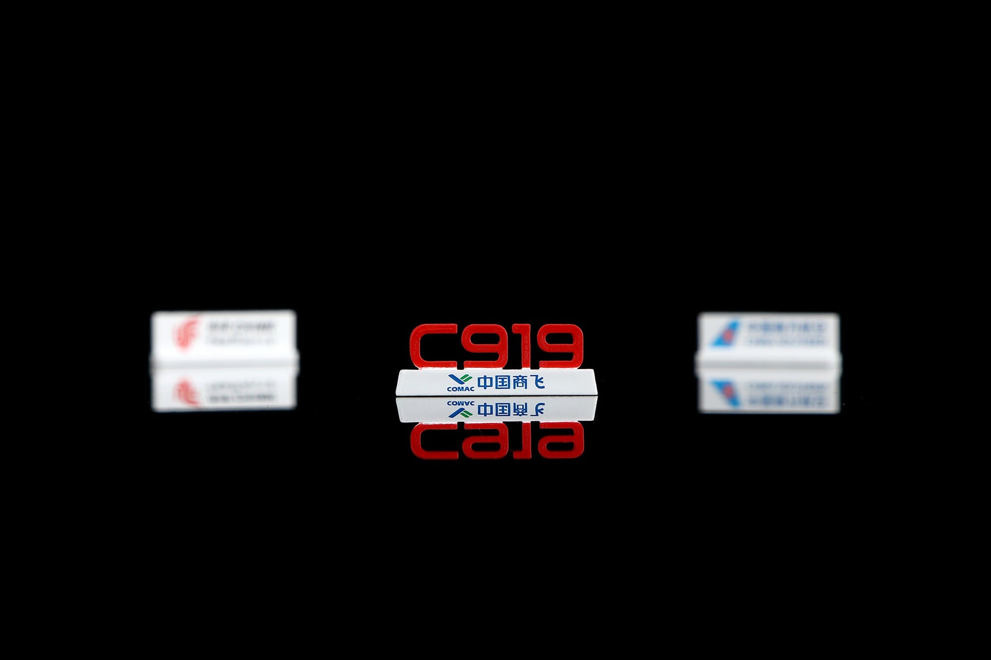 SQ Wings C20001 1:200 C919 "Boarding Stairs ×2 + Display Podium ×3"