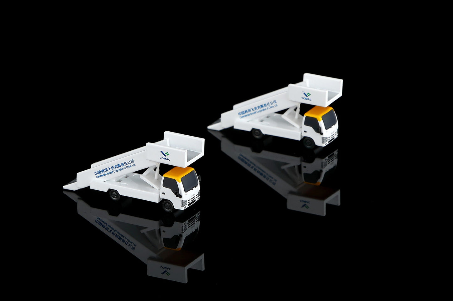 SQ Wings C20001 1:200 C919 "Boarding Stairs ×2 + Display Podium ×3"