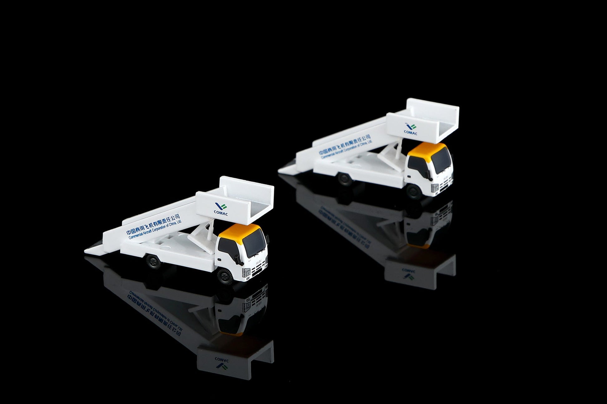 SQ Wings C20001 1:200 C919 "Boarding Stairs ×2 + Display Podium ×3"
