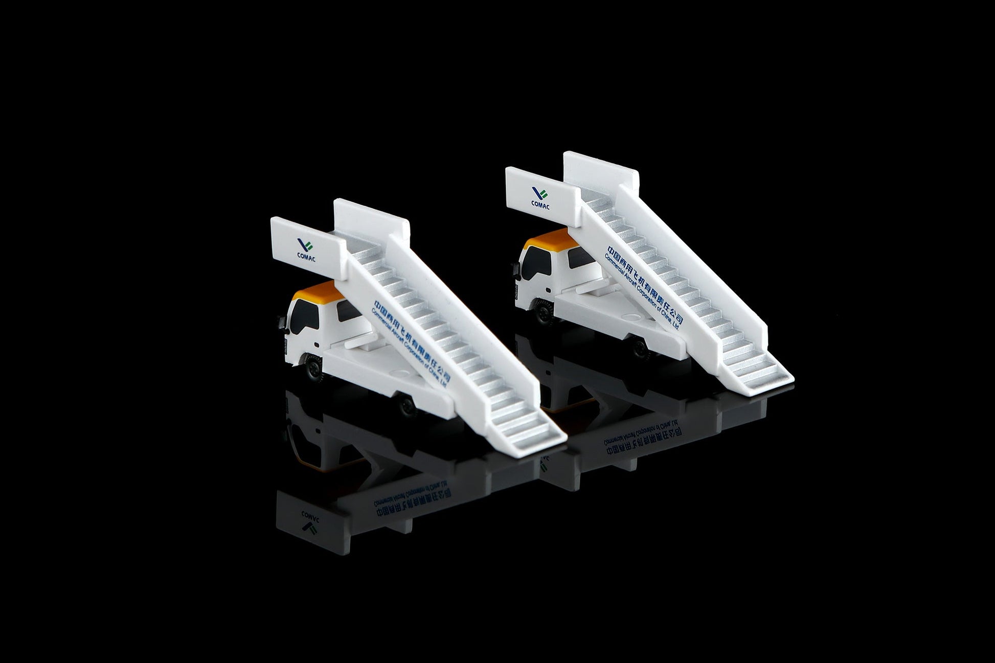 SQ Wings C20001 1:200 C919 "Boarding Stairs ×2 + Display Podium ×3"