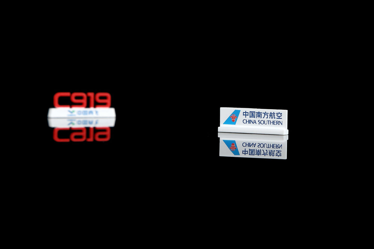 SQ Wings C20001 1:200 C919 "Boarding Stairs ×2 + Display Podium ×3"