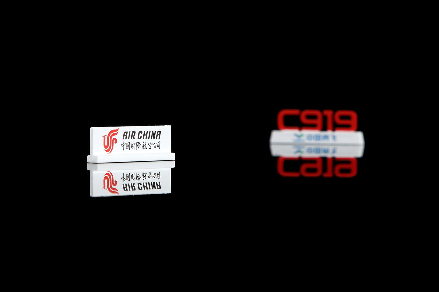 SQ Wings C20001 1:200 C919 "Boarding Stairs ×2 + Display Podium ×3"