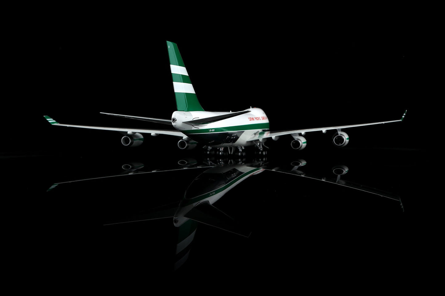 SQ Wings L2130C 1:200 CATHAY PACIFIC CARGO B747-400F VR-HUH Interactive Series