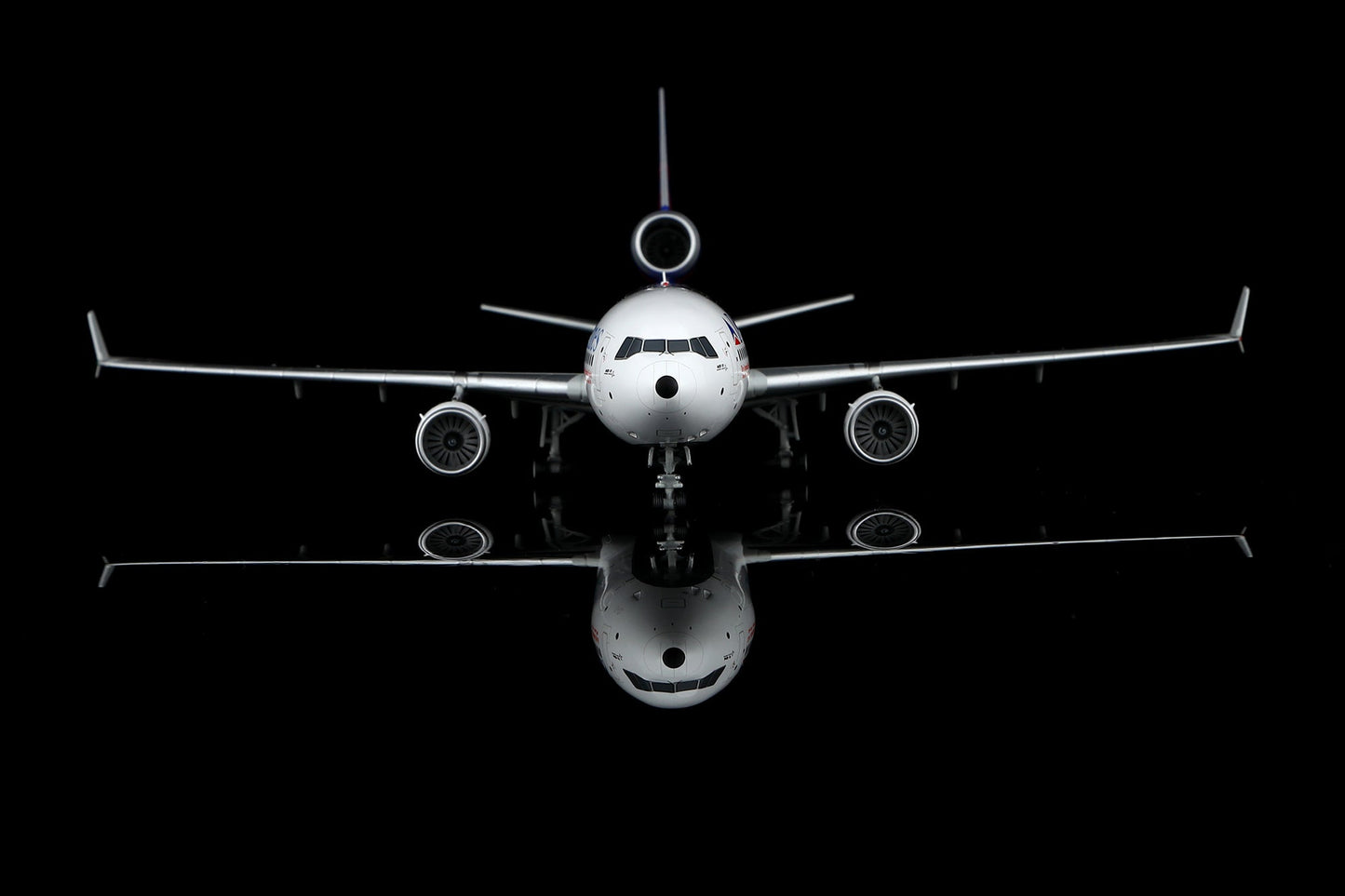 SQ Wings L2219FD 1:200 Delta Air Lines MD - 11 N812DE "Special Delivery Livery Flaps Down"