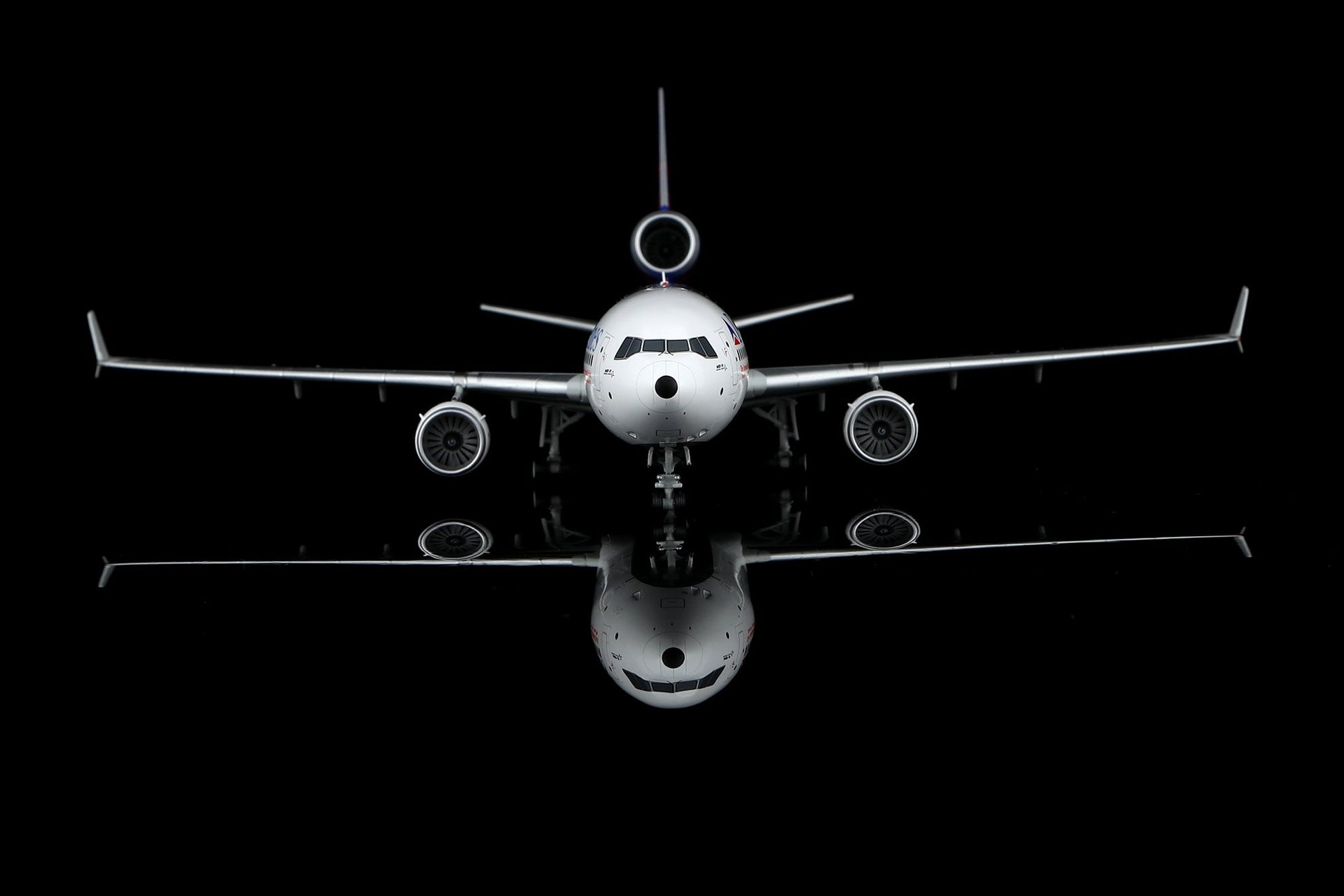 SQ Wings L2219FD 1:200 Delta Air Lines MD - 11 N812DE "Special Delivery Livery Flaps Down"