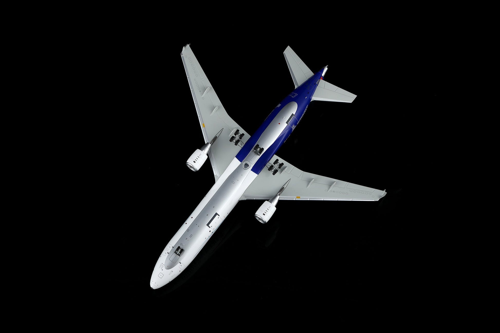 SQ Wings L2219FD 1:200 Delta Air Lines MD - 11 N812DE "Special Delivery Livery Flaps Down"