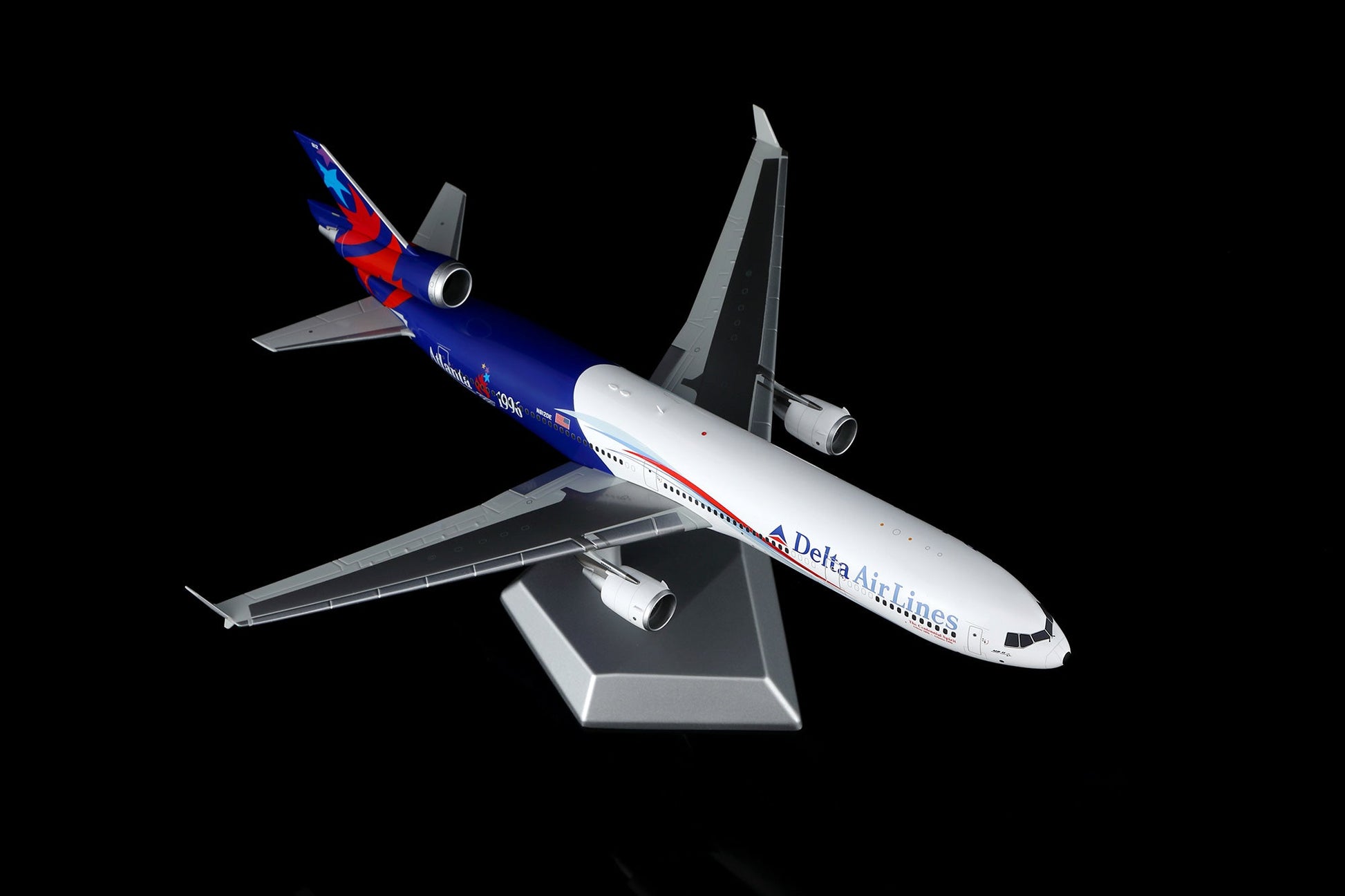 SQ Wings L2219FD 1:200 Delta Air Lines MD - 11 N812DE "Special Delivery Livery Flaps Down"