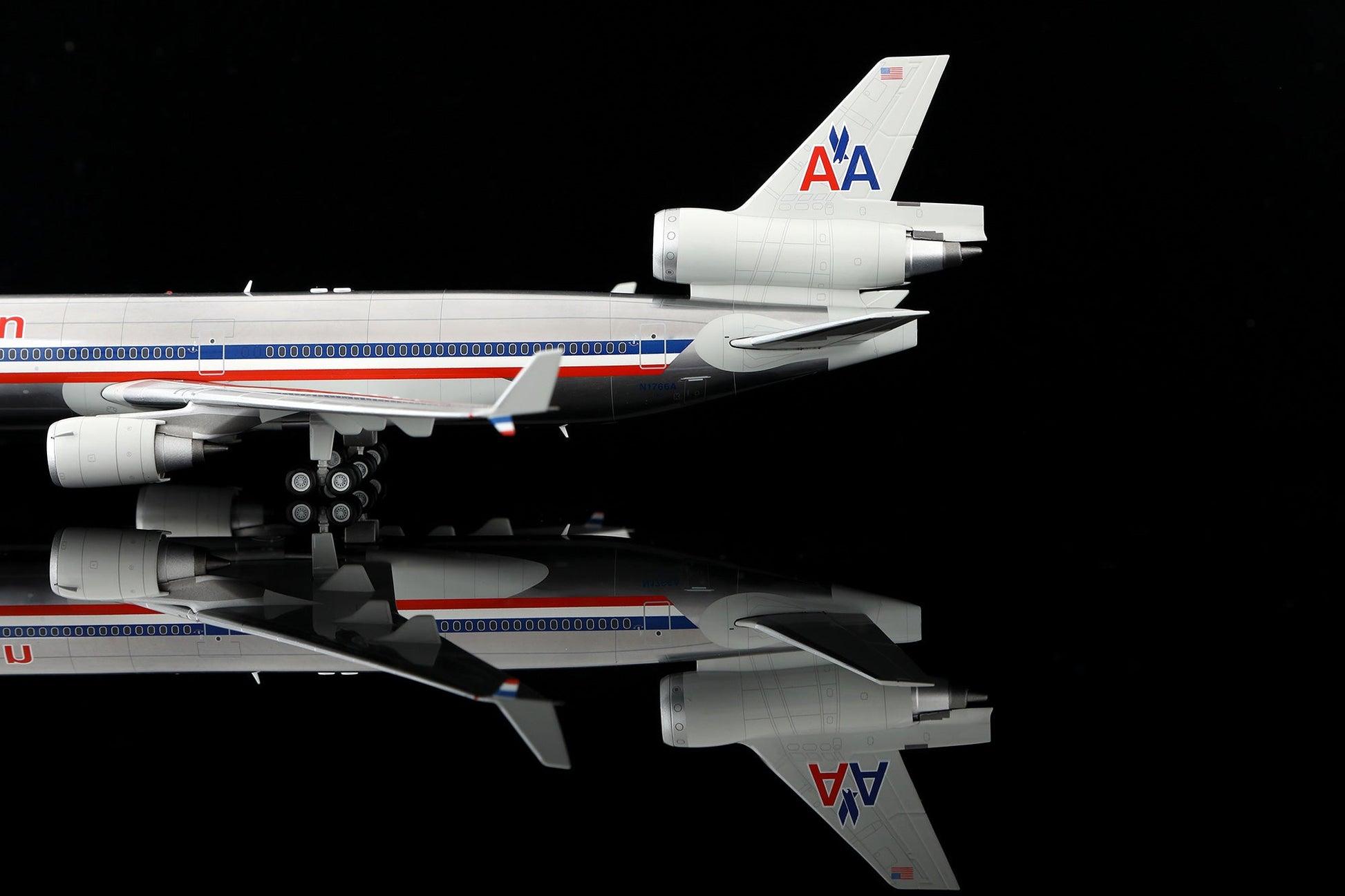 SQ Wings L2227 1:200 American MD-11 N1766A