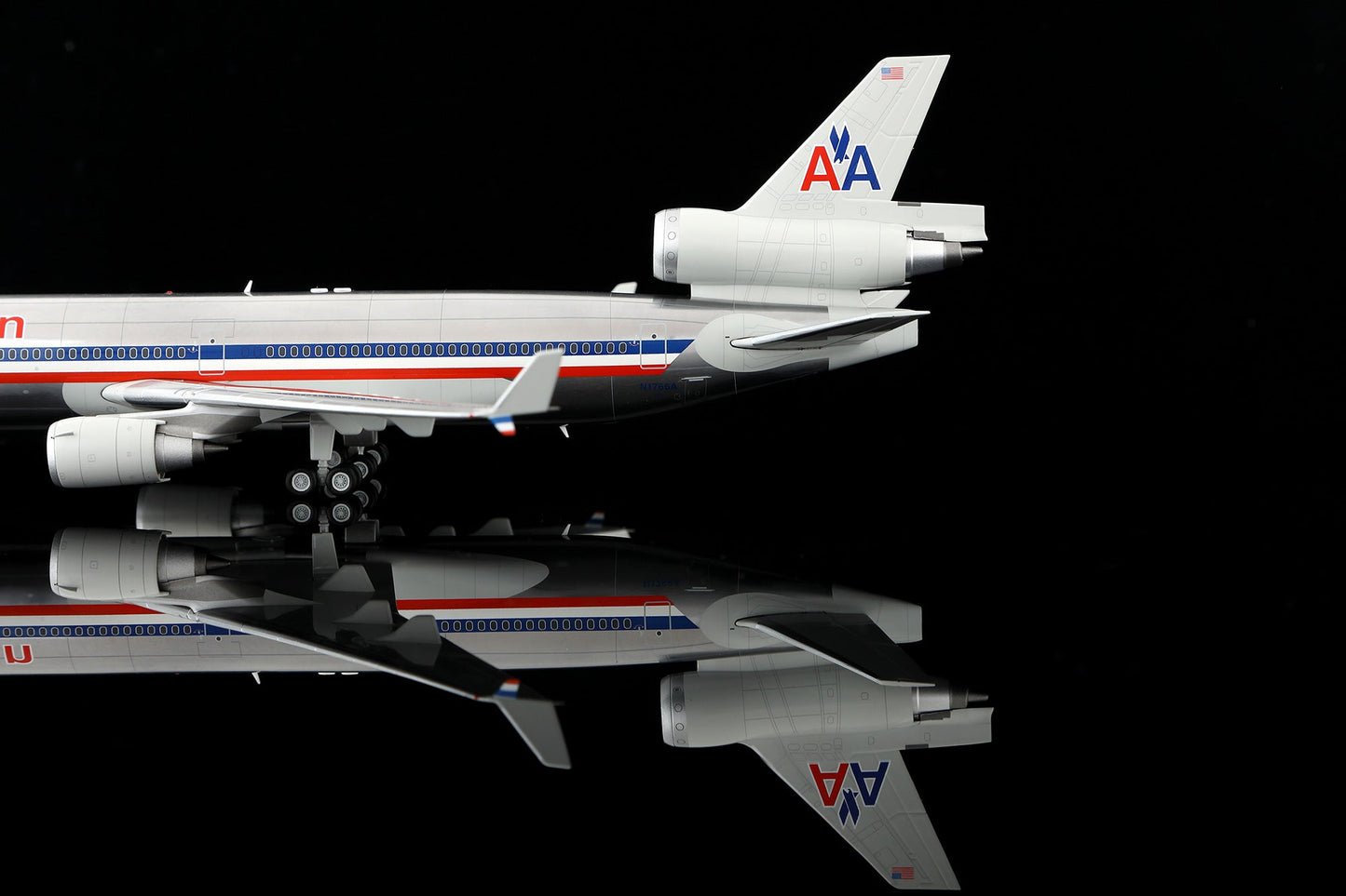 SQ Wings L2227FD 1:200 American MD-11 N1766A "Flaps Down"
