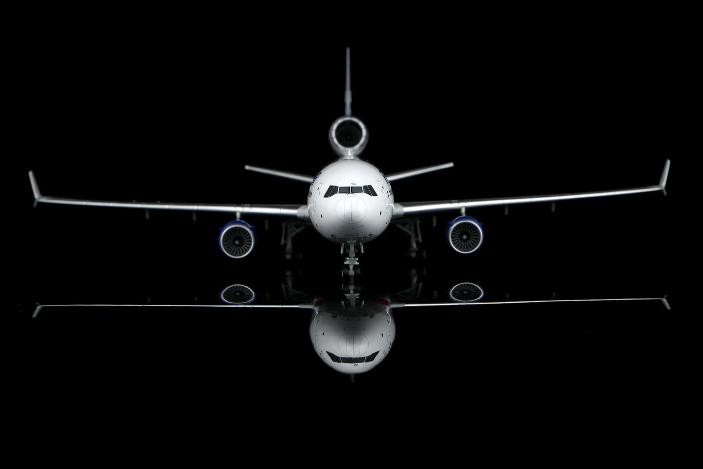 SQ Wings L2231FD 1:200 Finnair MD-11 OH-LGB Official Airline of Santa Claus livery Flaps Down