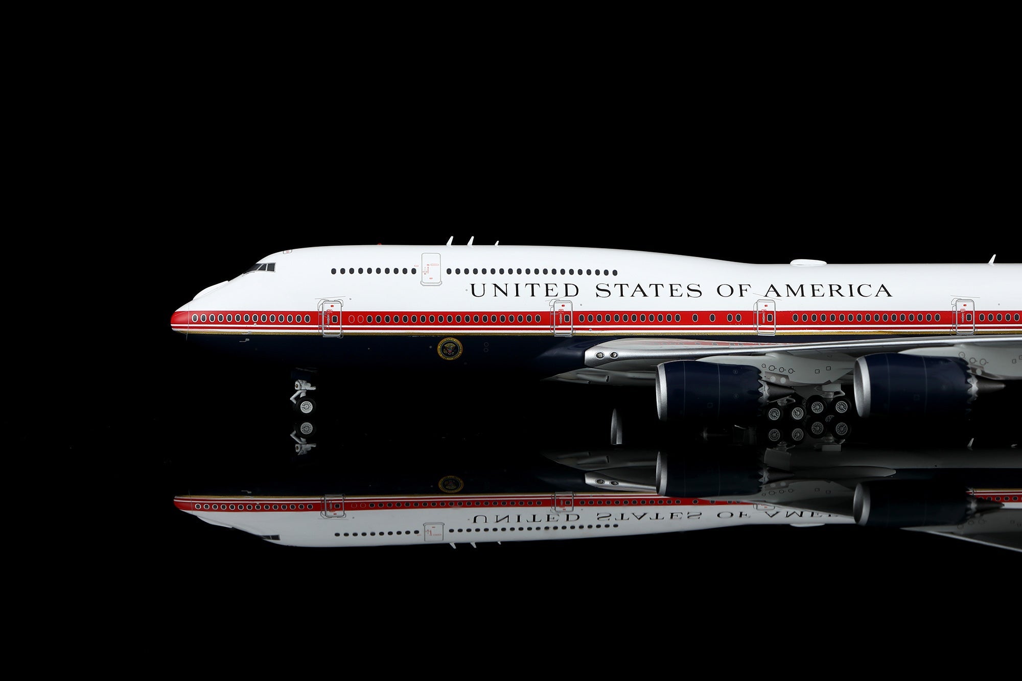SQ Wings L2280FD 1:200 UNITED STATES OF AMERICA B747-8 30000 – MTS