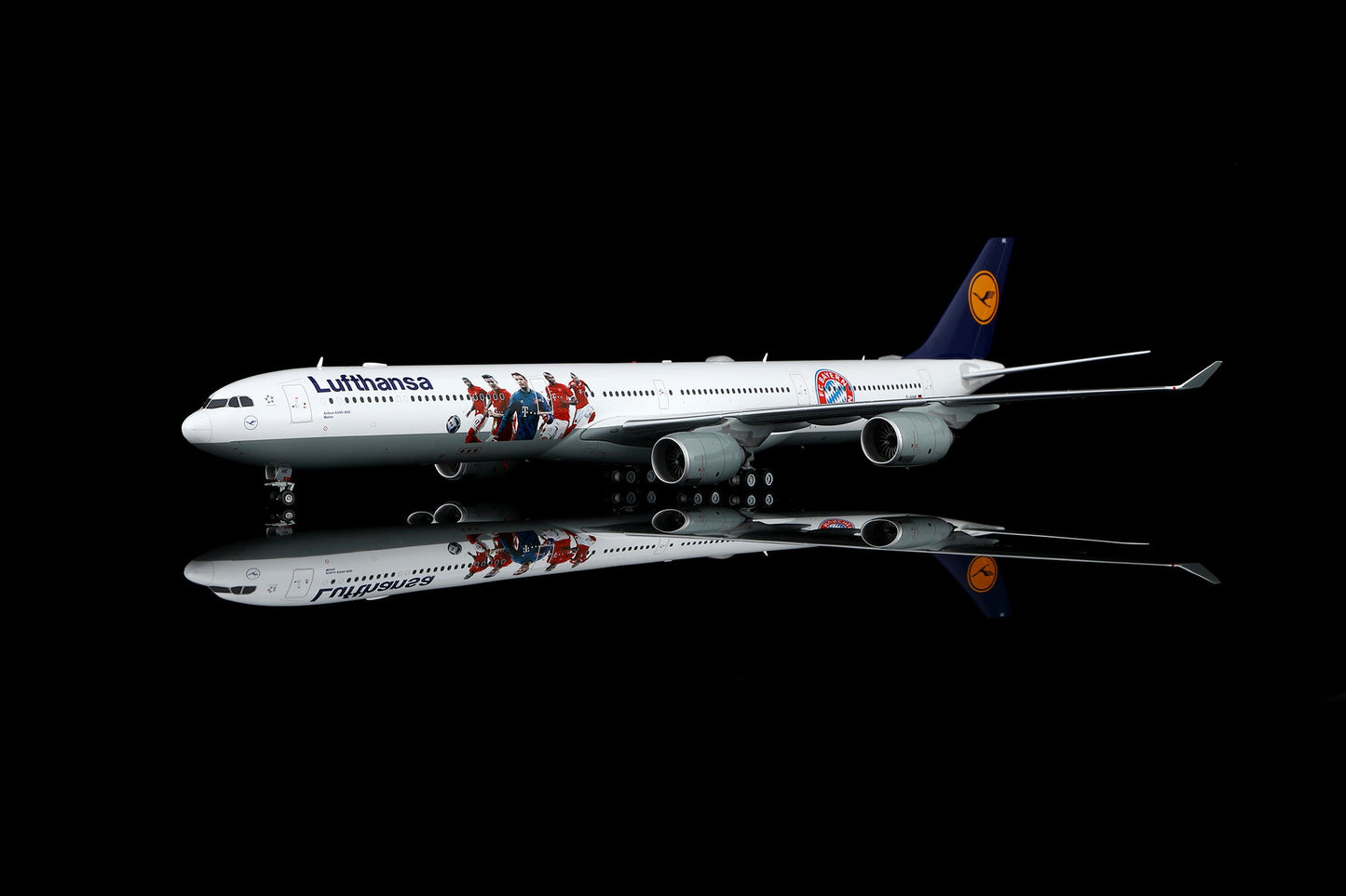 SQ Wings L2281FD 1:200 Lufthansa A340 - 600 D - AIHK "FC Bayern München special colours Flaps Down"