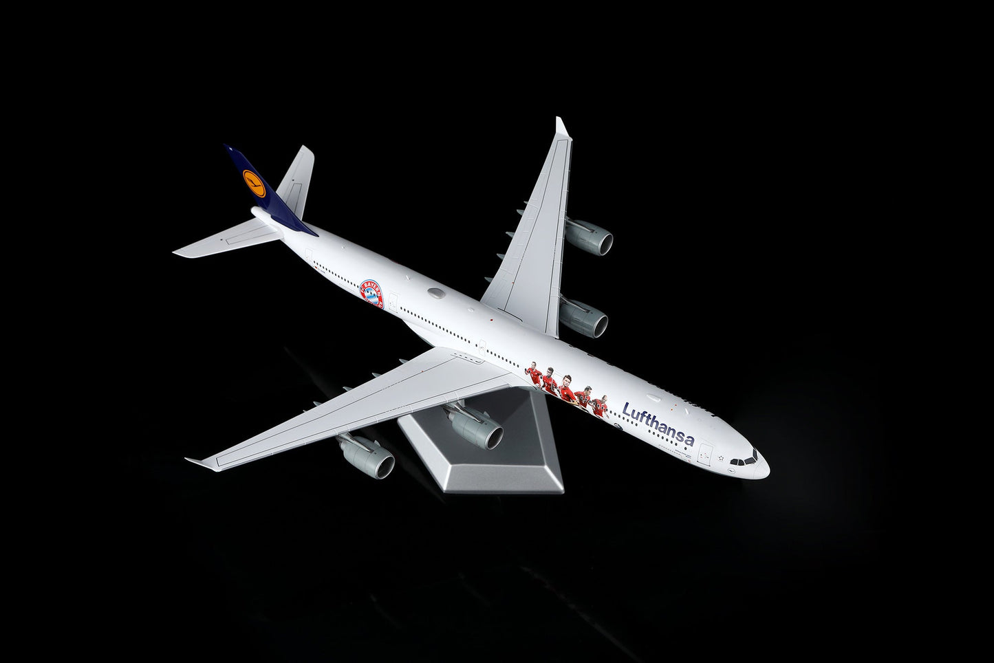 SQ Wings L2281FD 1:200 Lufthansa A340 - 600 D - AIHK "FC Bayern München special colours Flaps Down"