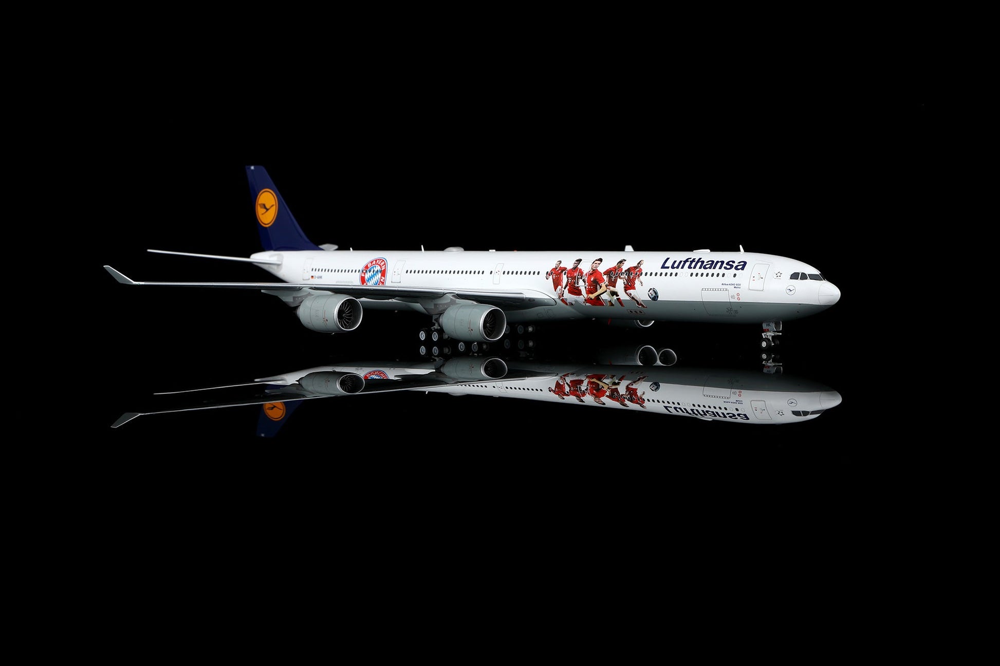 SQ Wings L2281FD 1:200 Lufthansa A340 - 600 D - AIHK "FC Bayern München special colours Flaps Down"