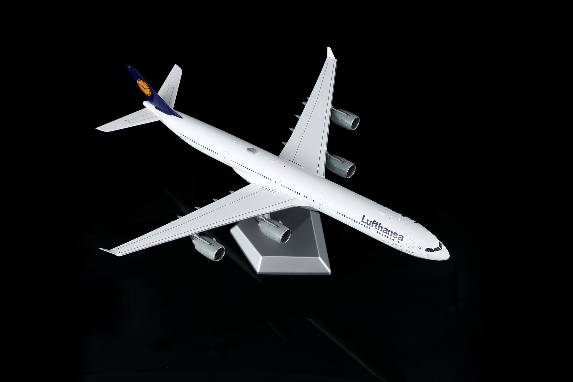 SQ Wings L2282FD 1:200 Lufthansa A340 - 600 D - AIHY "Flaps Down"