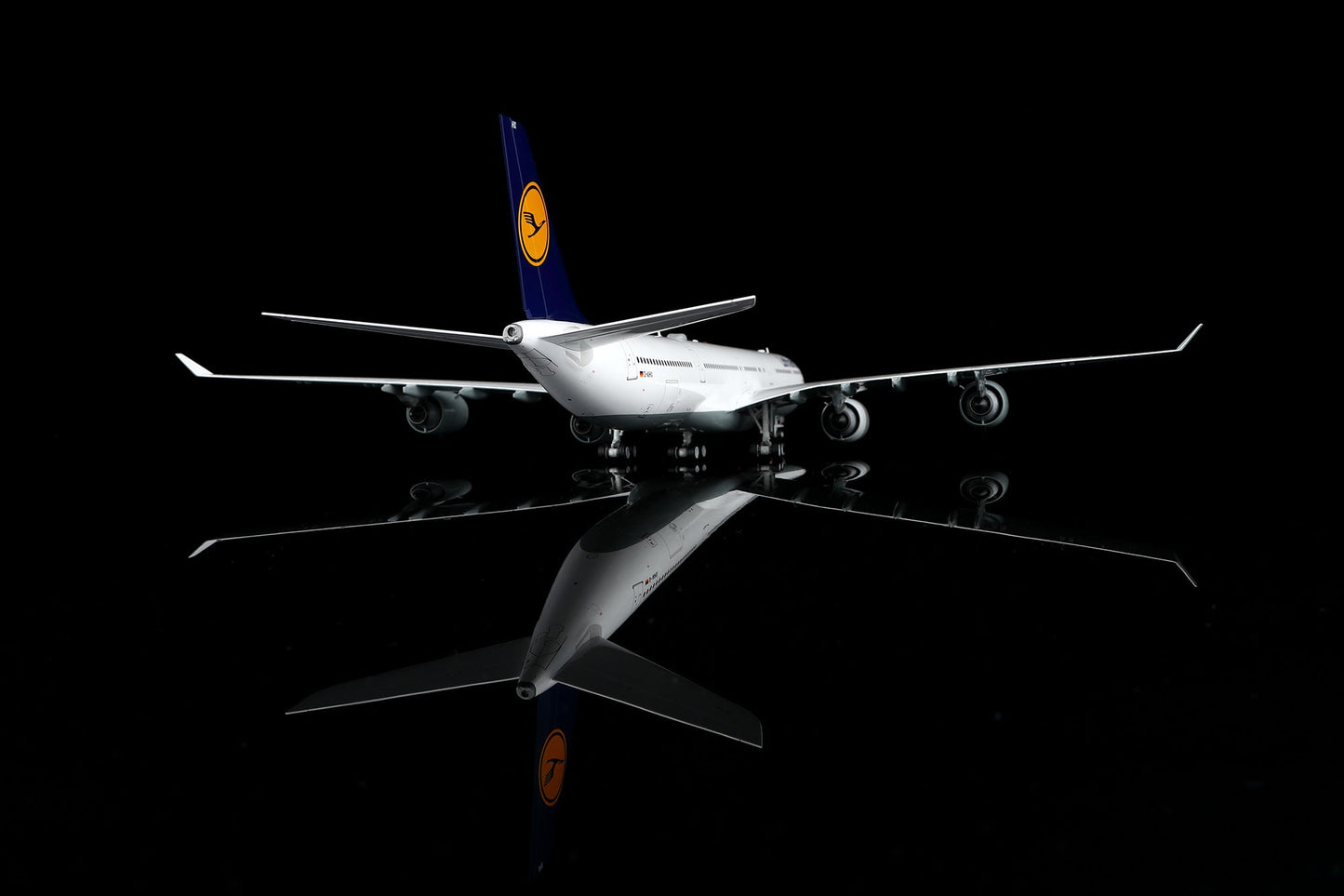 SQ Wings L2293FD 1:200 Lufthansa A340 - 600 D - AIHX "Flaps Down"