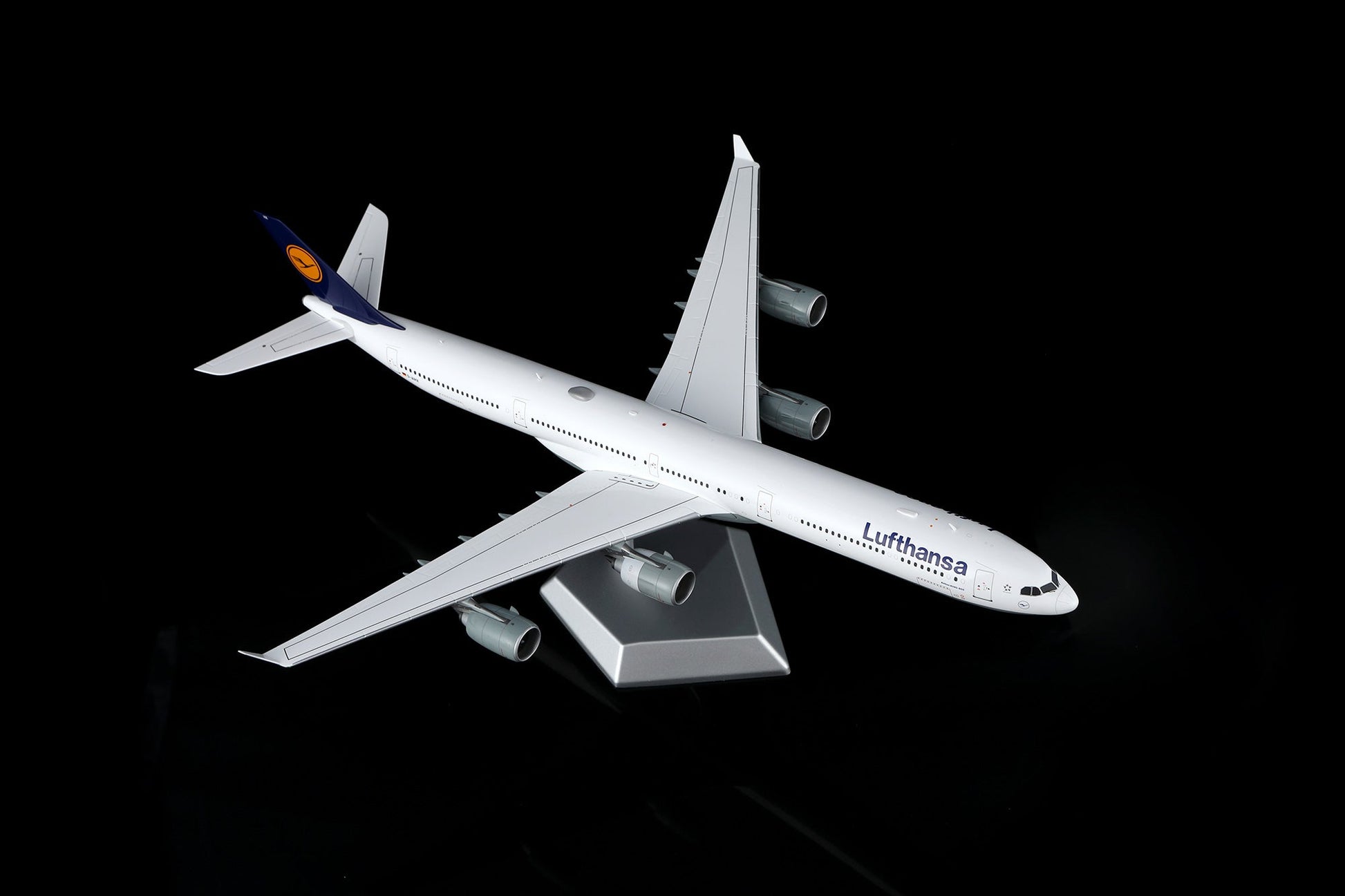 SQ Wings L2293FD 1:200 Lufthansa A340 - 600 D - AIHX "Flaps Down"