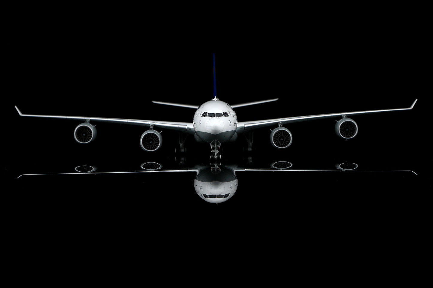 SQ Wings L2293FD 1:200 Lufthansa A340 - 600 D - AIHX "Flaps Down"