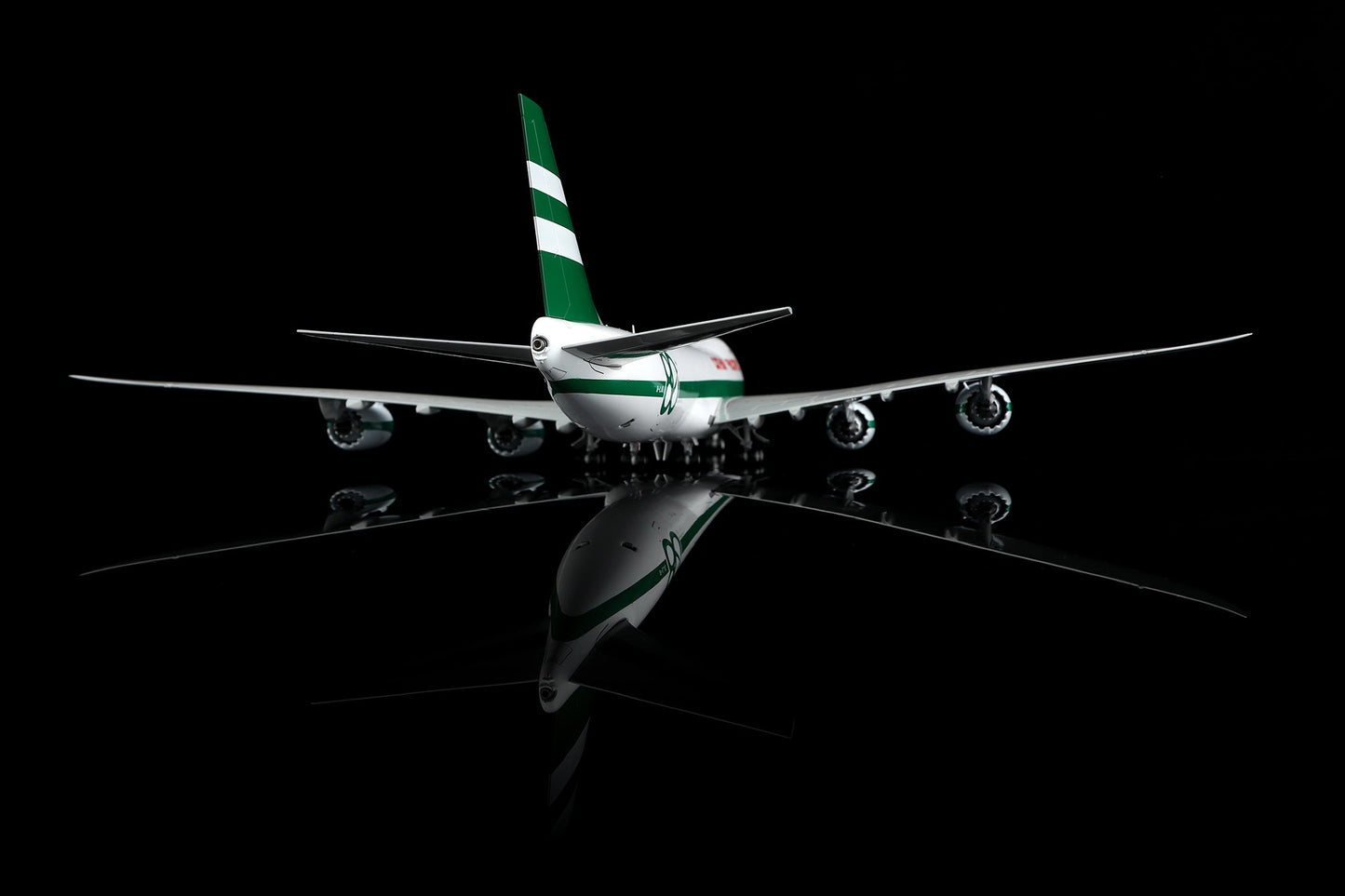SQ Wings L2337FD 1:200 CATHAY PACIFIC B747-8F B-LJE 80th Anniversary Retro special colors Flaps Down