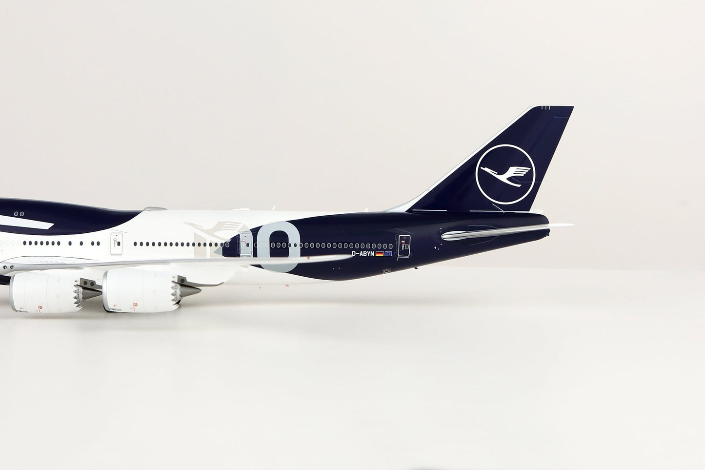 SQ Wings L2355 1:200 Lufthansa 100th 747-8 D-ABYN