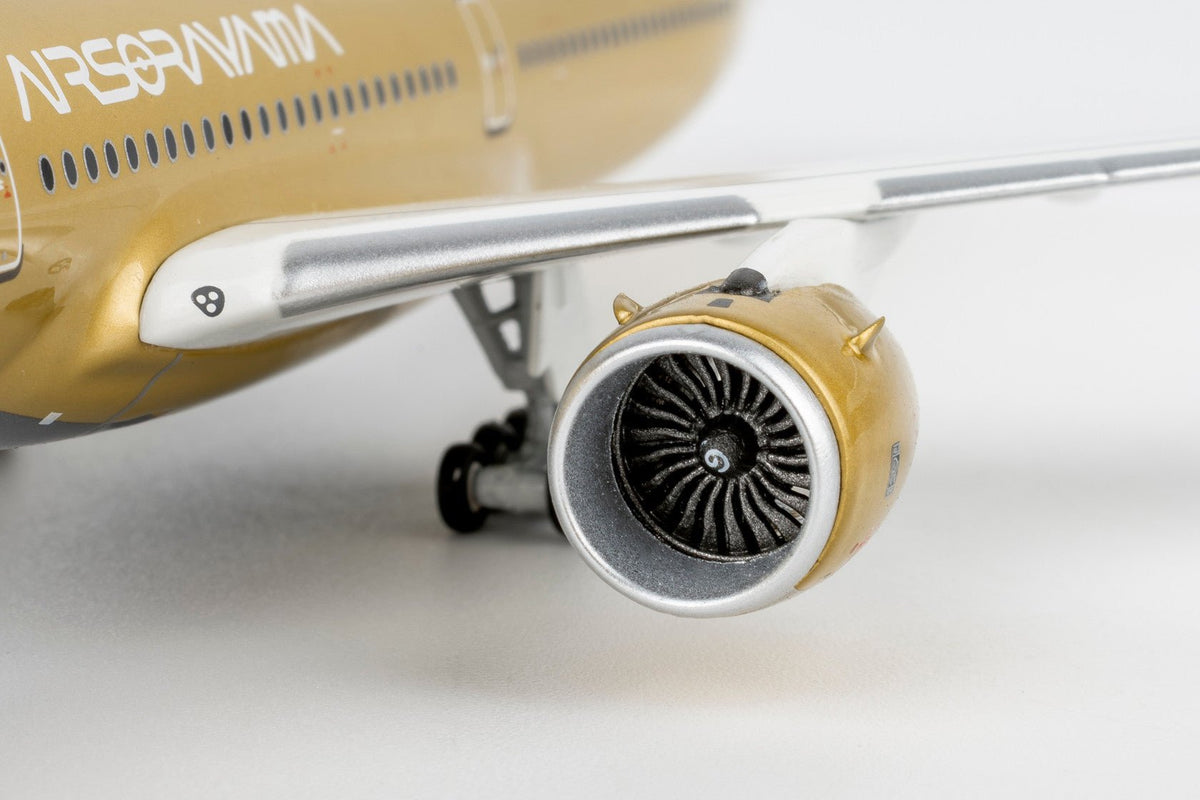 [ULTIMATE] NG Models 57047 1:400 Starlux Airlines A350-1000 B-58554 (Airsorayama Golden; Luxurious packaging)