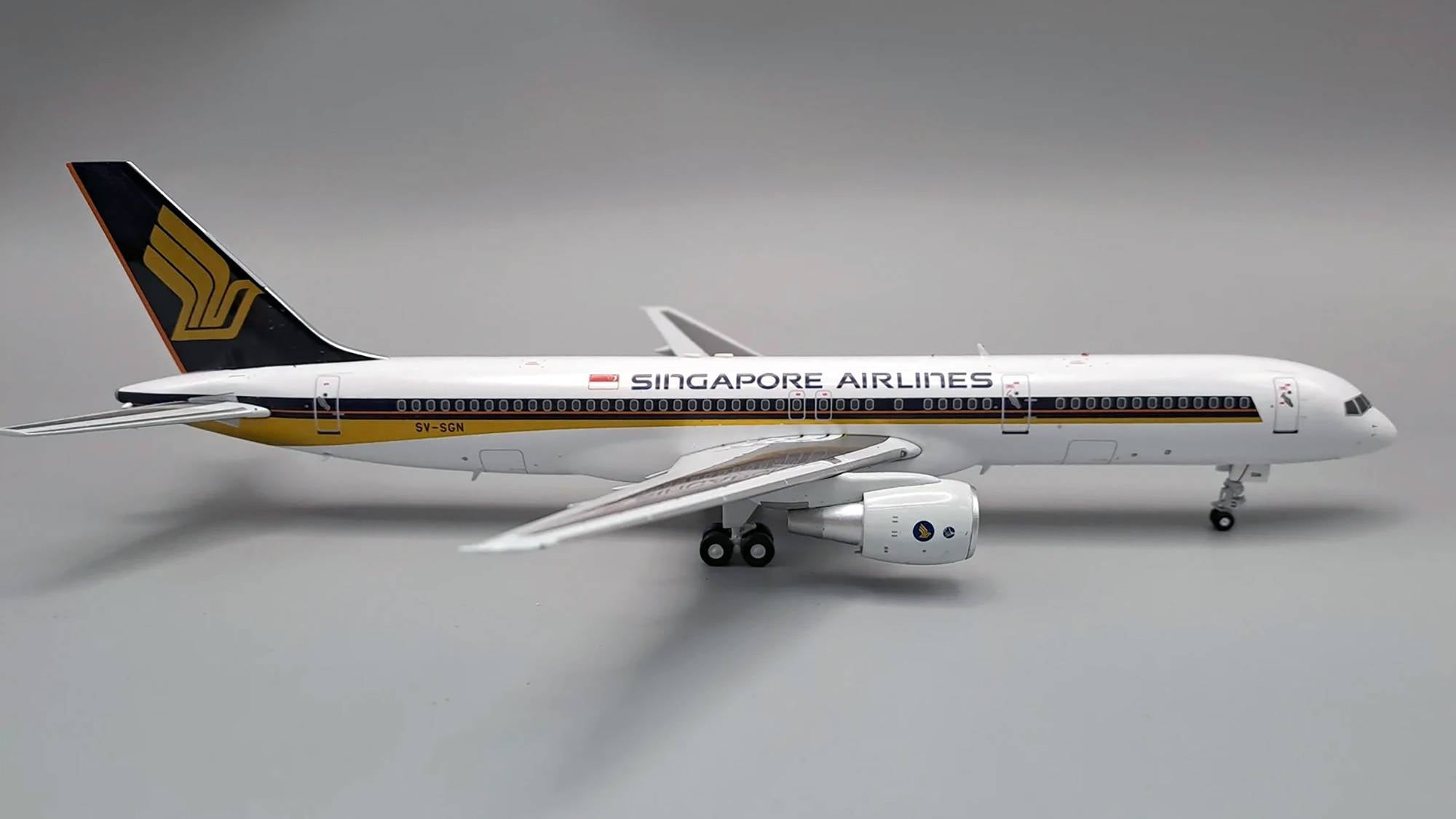 757 Model Kit White Box WB-757-2-002 1:200 Singapore Boeing 757-212 -MTS Aviation Models