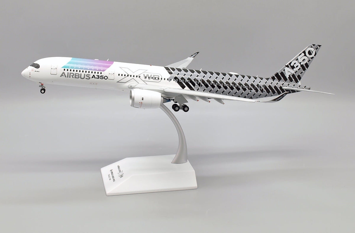 JC Wings 1:200 Airbus Industrie Airbus A350 - 900 LH2288A (Flaps Down)