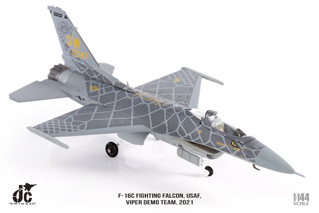 JC Wings JCW - 144 - F16 - 005 1:144 USAF F - 16C "Viper Demo Team"